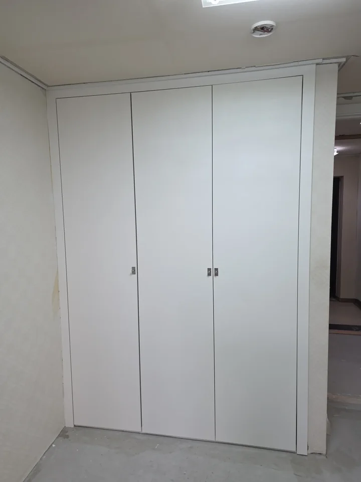 도어 표면을 흰색으로 바꾼 세 짝 붙박이장 리폼 후 모습