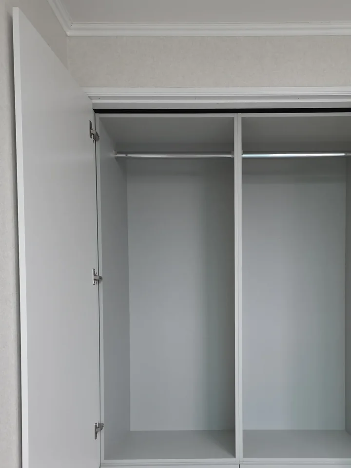 행거 칸과 하단 서랍 칸으로 나눈 붙박이장 내부 근접 모습