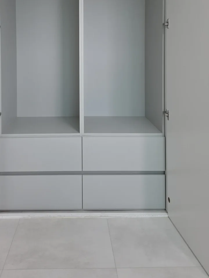 열린 도어 안쪽 행거와 서랍 칸 근접 모습
